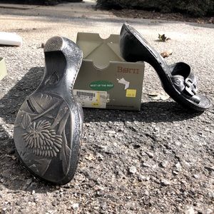 NWT BORN sandals